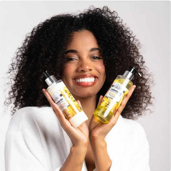 A combinação perfeita de sabonete líquido e hidratante da linha Skin da Muriel é ideal para cuidar da pele no dia a dia. Os dois produtos, usados em conjunto, proporcionam uma rotina de autocuidado completa.